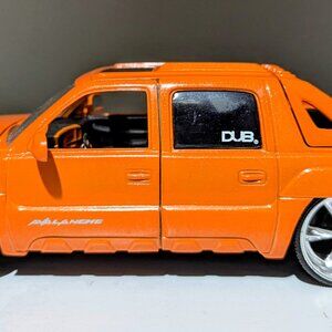 Chevrolet Avalanche 1:24 Orange Diecast Truck